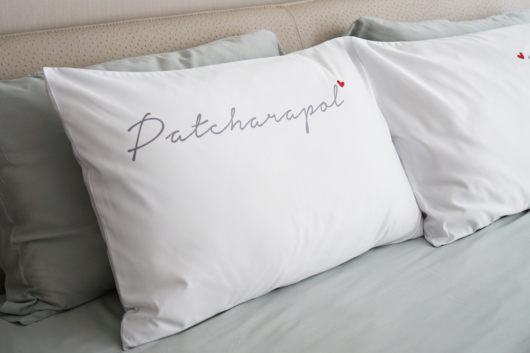 ปลอกหมอนหนุนคู่ สีขาว ลาย Name - Font 27 - Grey