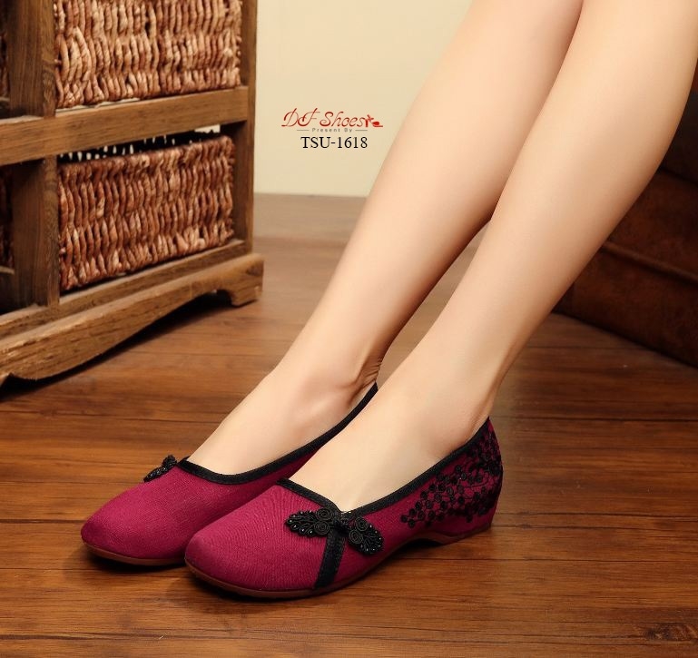 รองเท้าปักแต่งลาย (สีแดง)