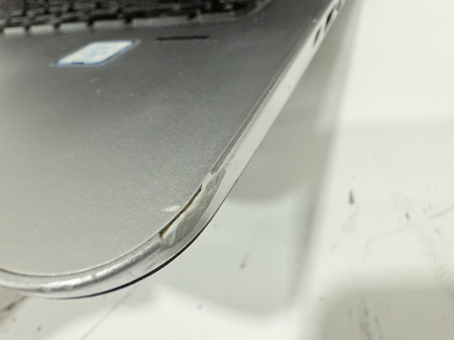 โน๊ตบุ๊ค HP EliteBook 840 G4 (i5-7300U/8GB/M.2 256GB) ไม่มี Adapter แบตเสื่อม จอ Bright ยางรองเครื่องเสื่อม ขอบแตกบิ่น