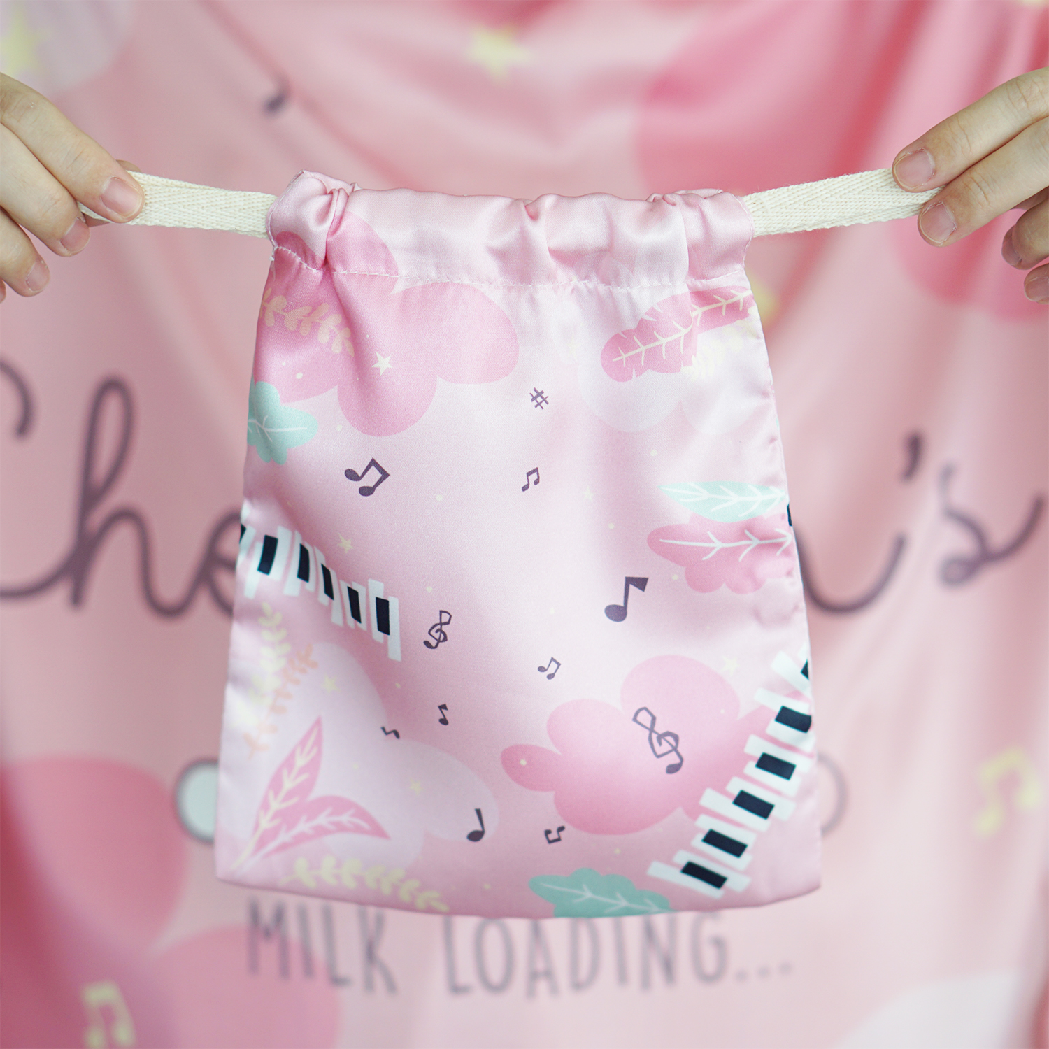 ผ้าคลุมให้นม 3in1 (รุ่นมีกระดุม ถอดโครงได้) แบบสั่งทำใส่ชื่อ ลาย Piano - Pink
