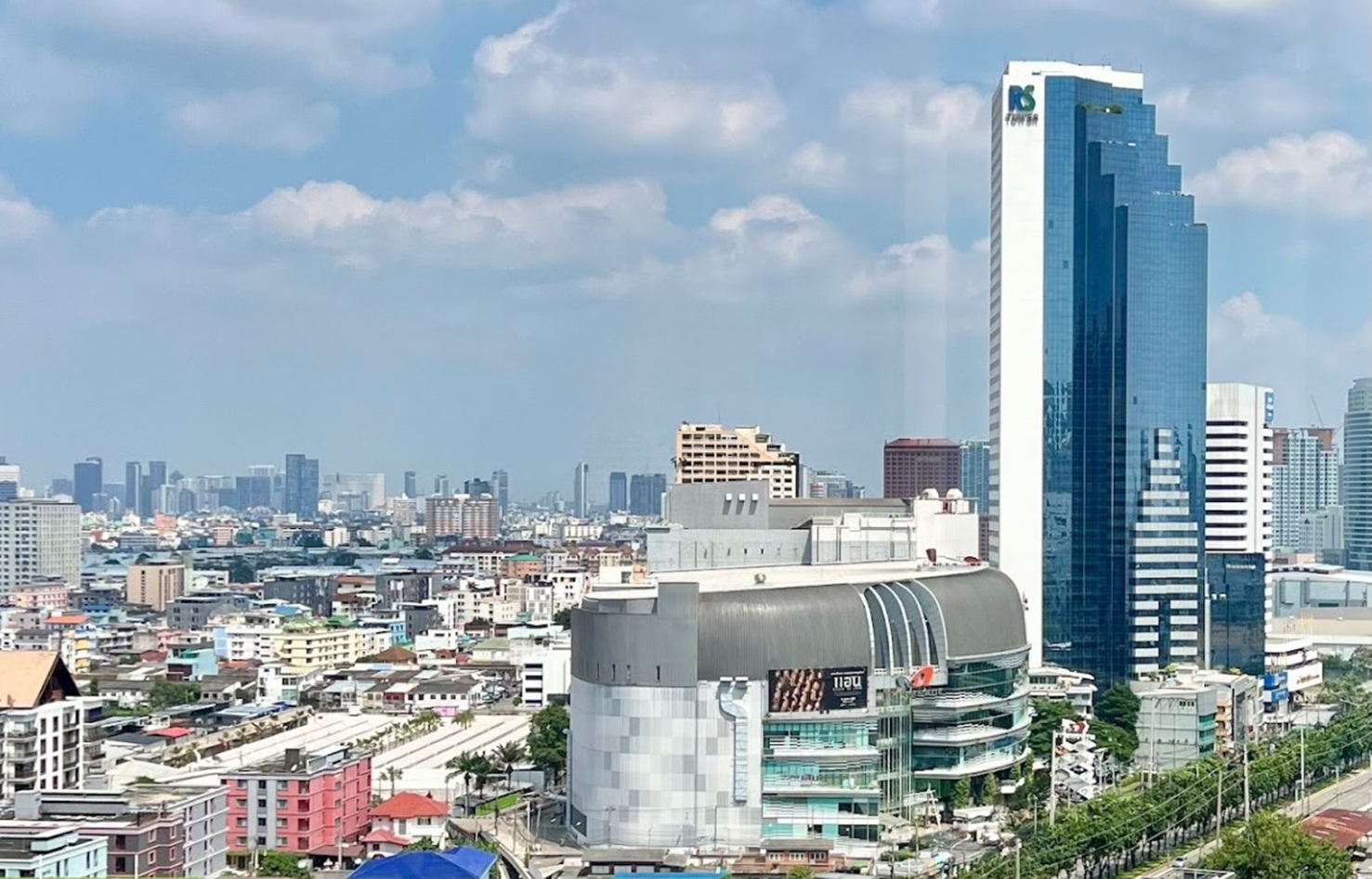 อาคาร อาร์เอส ทาวเวอร์ (RS Tower) สำนักงานให้เช่าติดถนนรัชดาภิเษก ใกล้รถไฟฟ้า MRT ศูนย์วัฒนธรรมแห่งประเทศไทย เพียง 50 เมตร