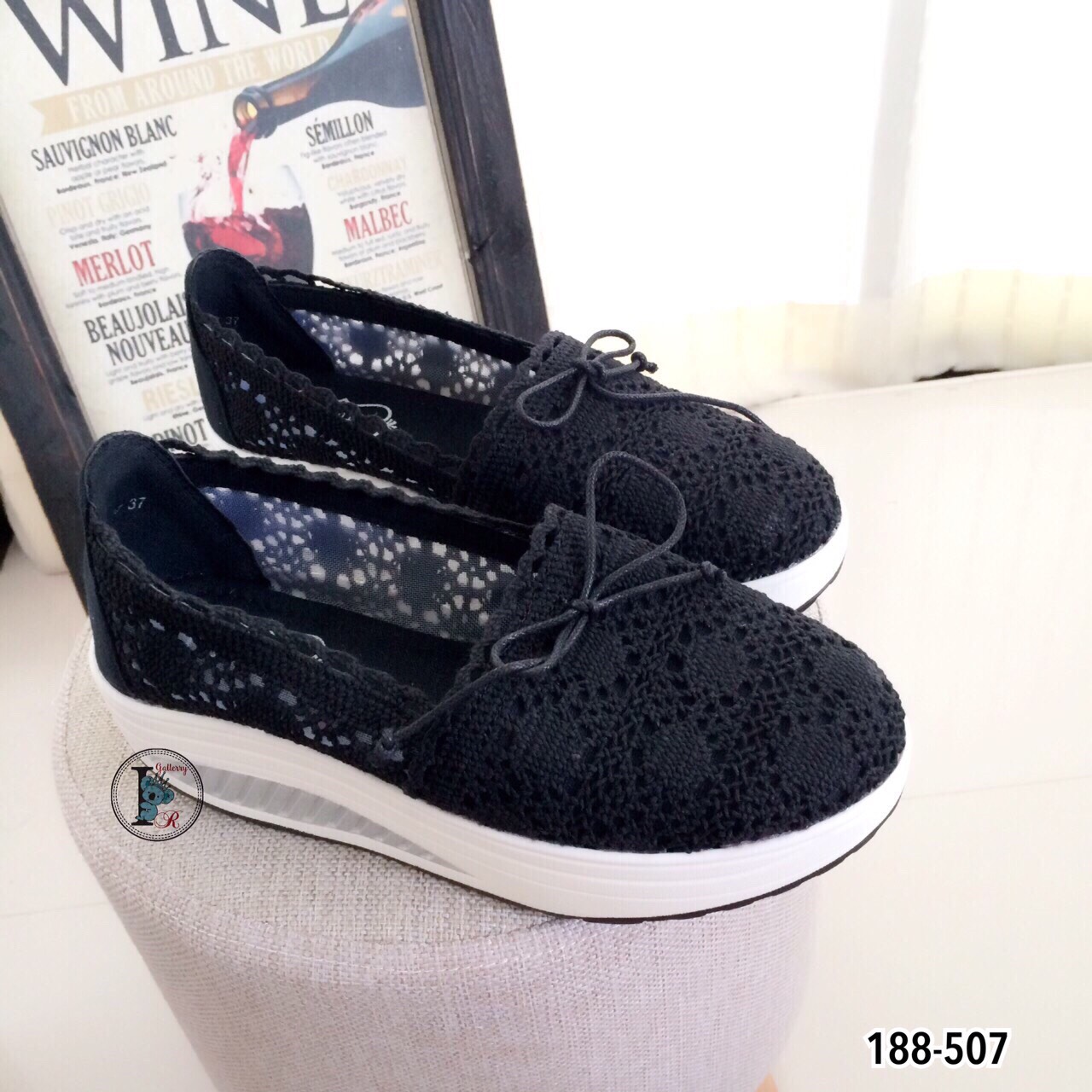 รองเท้าผ้าใบลูกไม้ติดโบว์ทรง Sport (สีดำ)