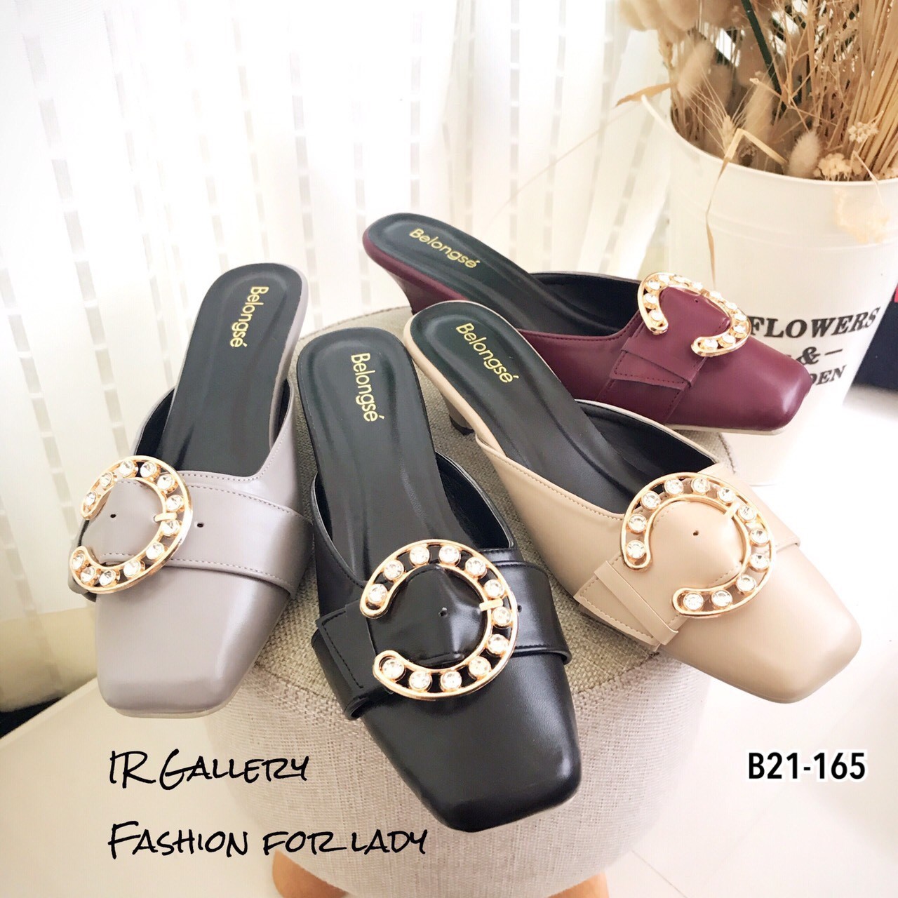 รองเท้าส้นเตี้ยเปิดส้นแต่งอะไหล่ (สีดำ)