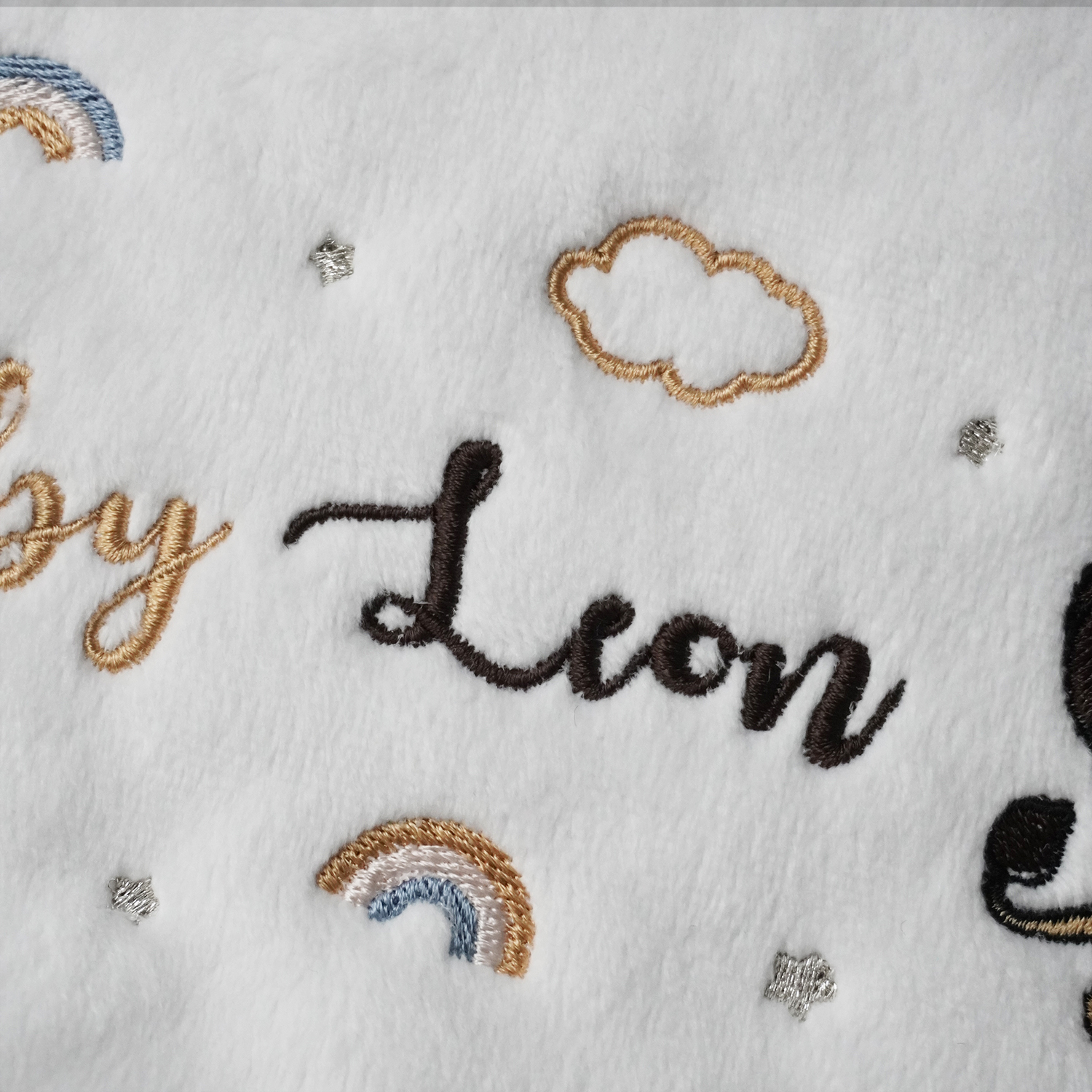 ผ้าห่ม Minky - สีขาว 75x100cm แบบปักชื่อ+การ์ตูน - Lion