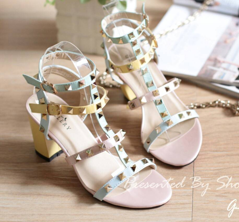 พร้อมส่ง : รองเท้าส้นสูง Valentino pumps rainbow color t-strap rockstud (สีชมพู)