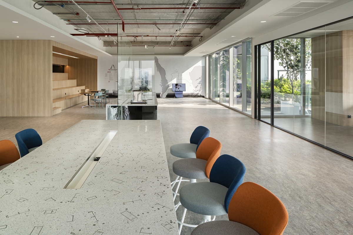 เอไอเอ อีสต์ เกตเวย์ (AIA East Gateway) สำนักงานให้เช่า ติดถนนบางนา-ตราด ใกล้รถไฟฟ้า MRT สายสีเหลือง สถานีศรีเอี่ยม 350 เมตร