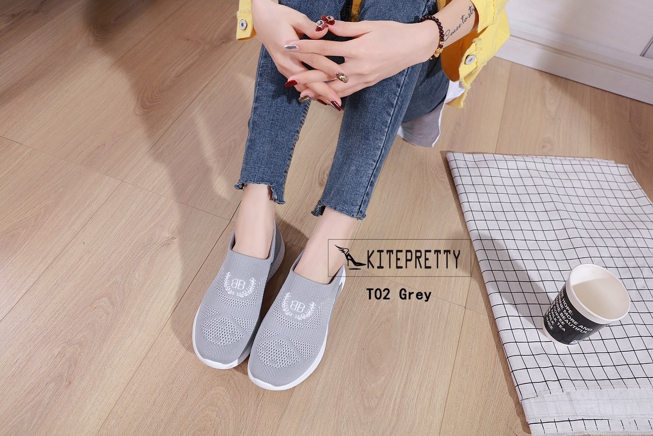 รองเท้าผ้าใบผ้ายืดปักลาย (สีเทา)