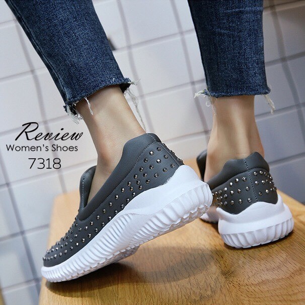 รองเท้าผ้าใบทรงสวมแต่งหมุด (สีขาว)