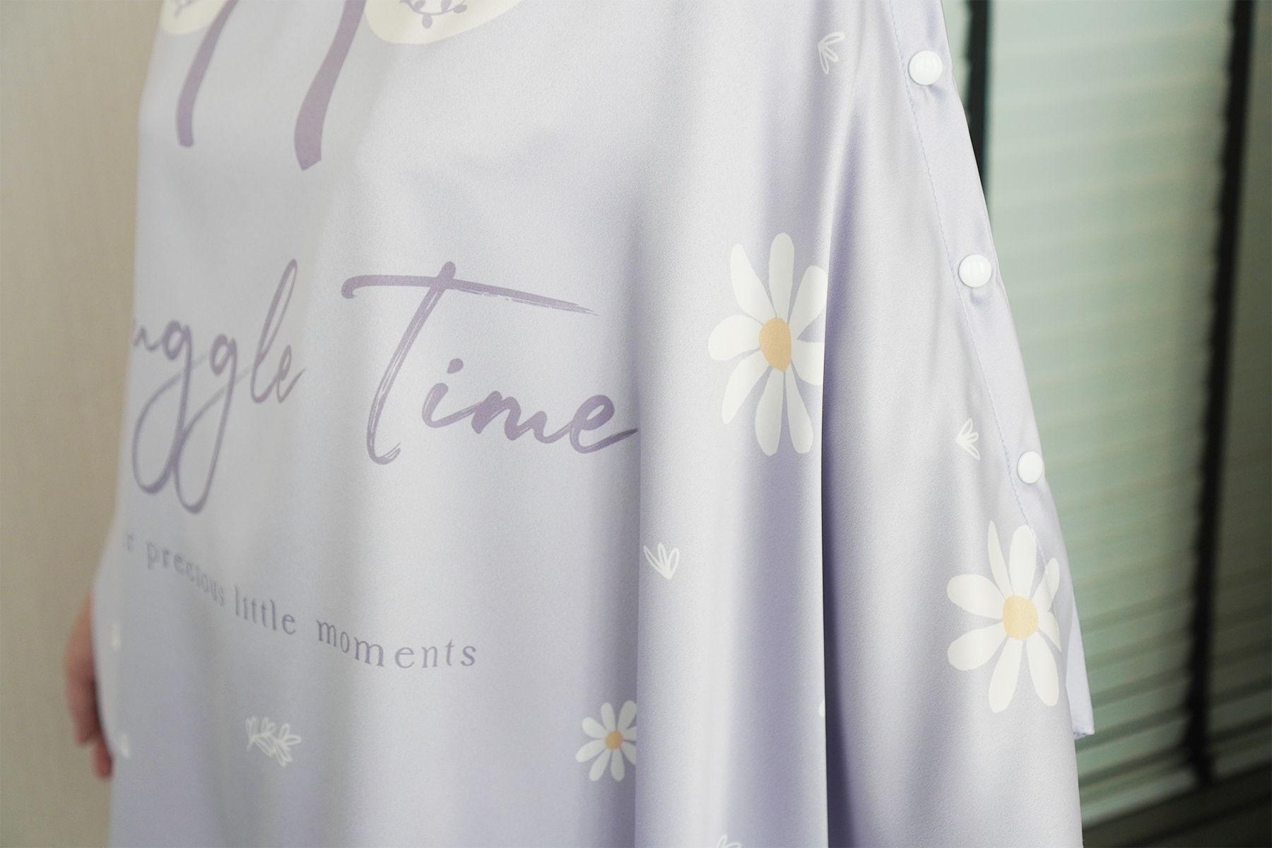 ผ้าคลุมให้นม 3in1 (รุ่นมีกระดุม ถอดโครงได้) แบบสั่งทำใส่ชื่อ ลาย Daisy - Lavender