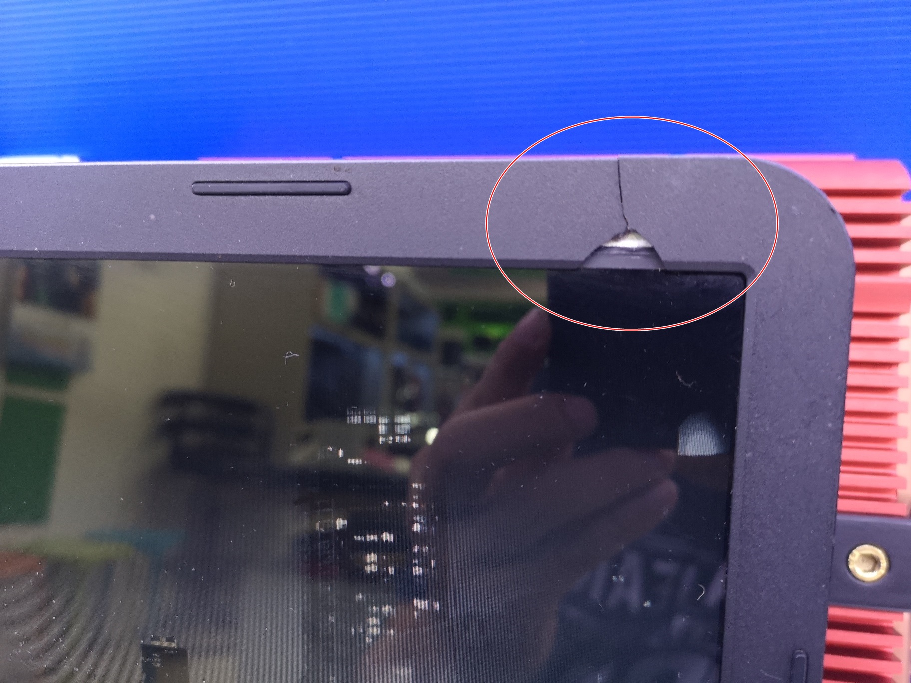 HP 15-r031ds มีตำหนิ