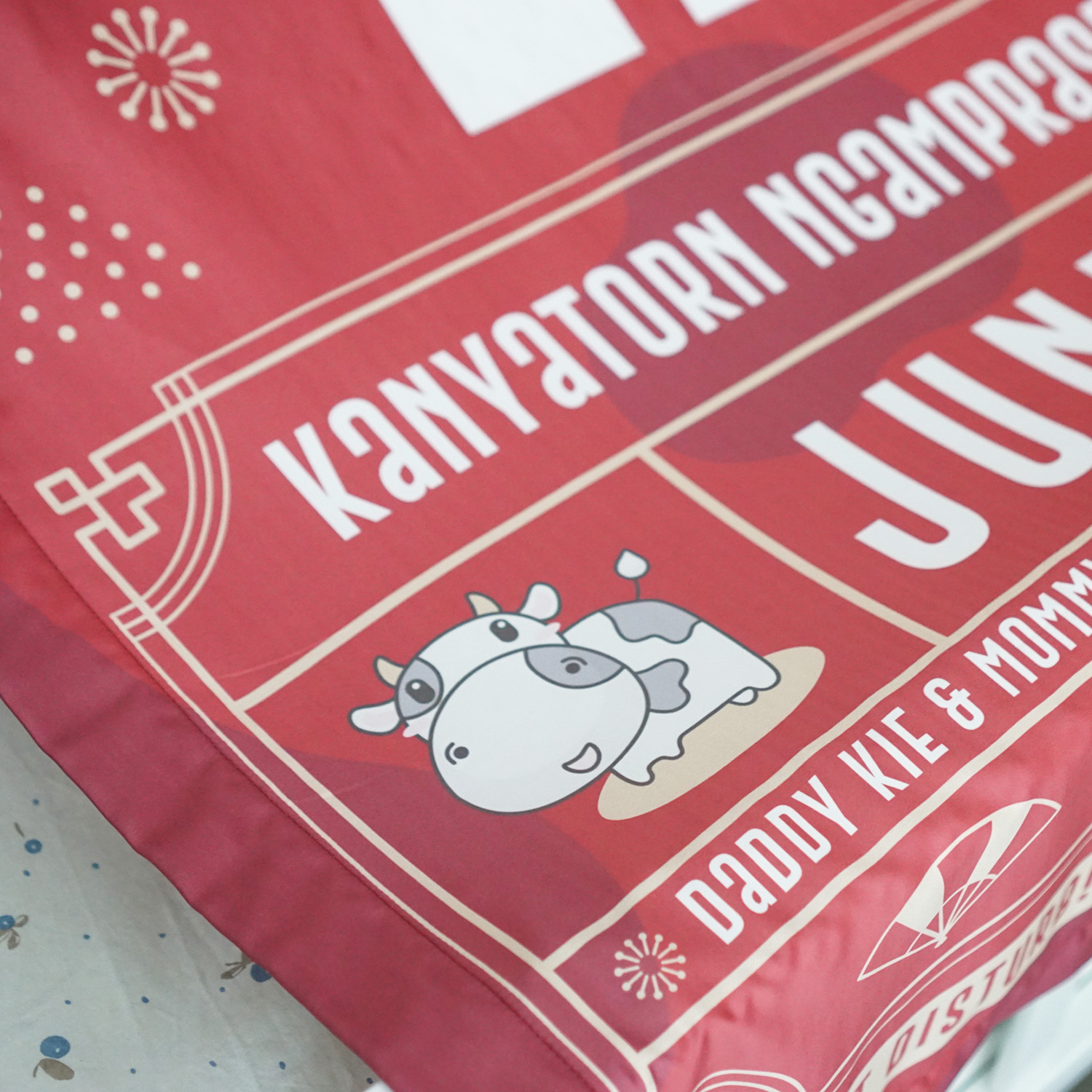 ชุดของขวัญเด็กแรกเกิด หมอนหลุม + ผ้าห่มขนาด 75x100cm ลาย Chinese Calendar - Cow1 - Red