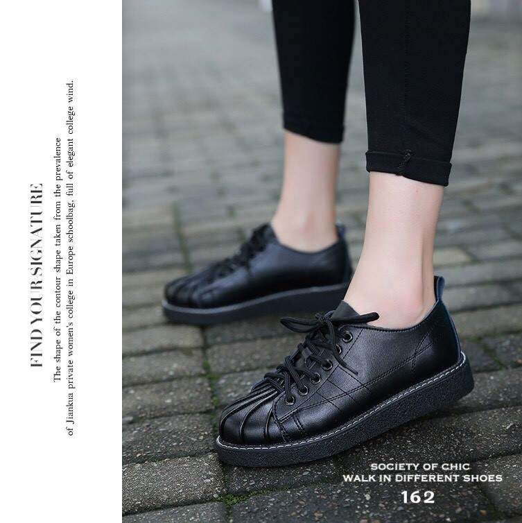 รองเท้าผ้าใบหนังนิ่มสไตล์วินเทจ (สีดำ)