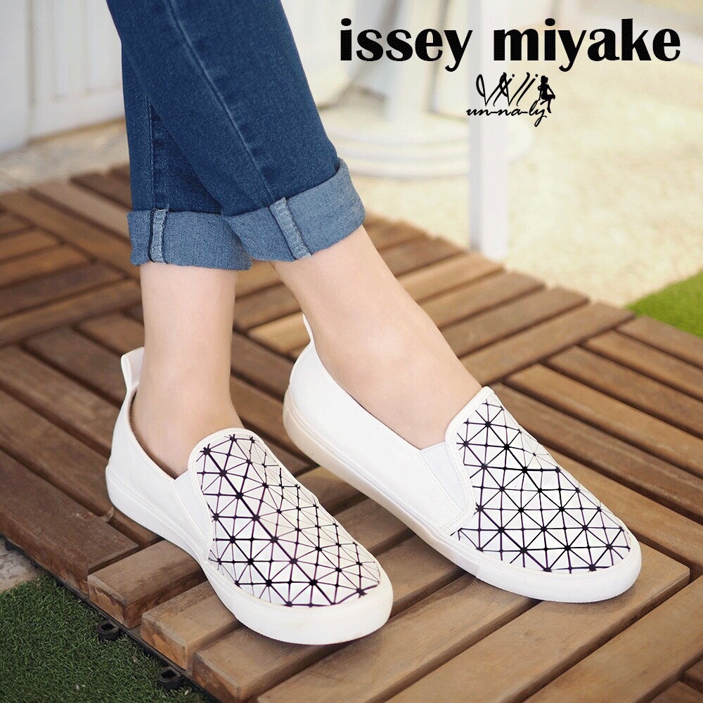รองเท้า Issey Miyake Slip On (สีดำ)