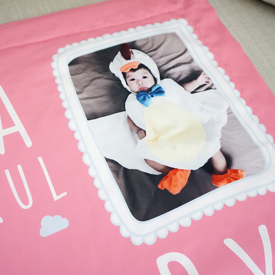 ผ้าห่มเด็ก ใส่ประวัติแรกเกิด+รูปถ่าย ลายกุ๊กไก่ สีชมพู/ Kook Kai - Pink