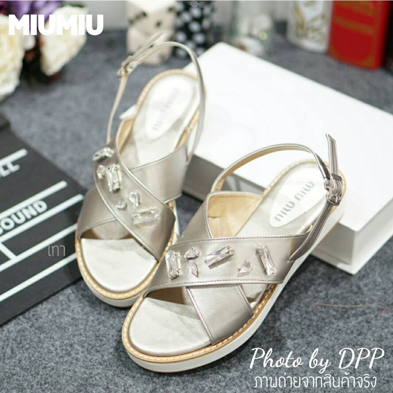 พร้อมส่ง : รองเท้าลำลอง MIUMIU (สีเงิน)