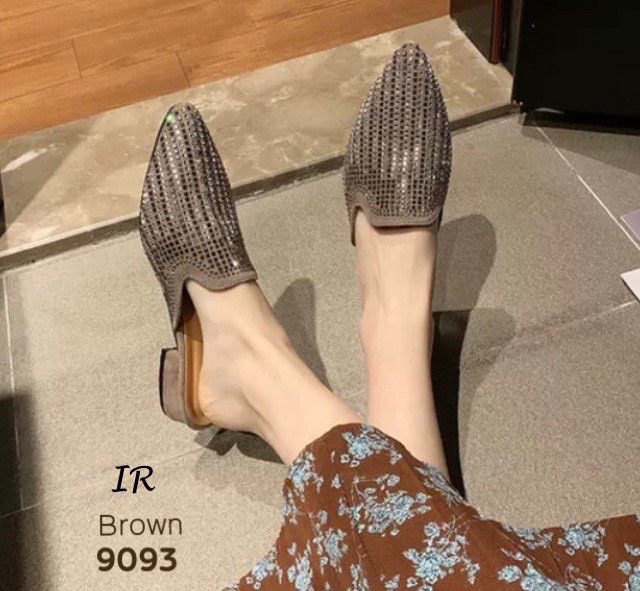 รองเท้าลำลองเปิดส้นแต่งเพชร (สีน้ำตาล)
