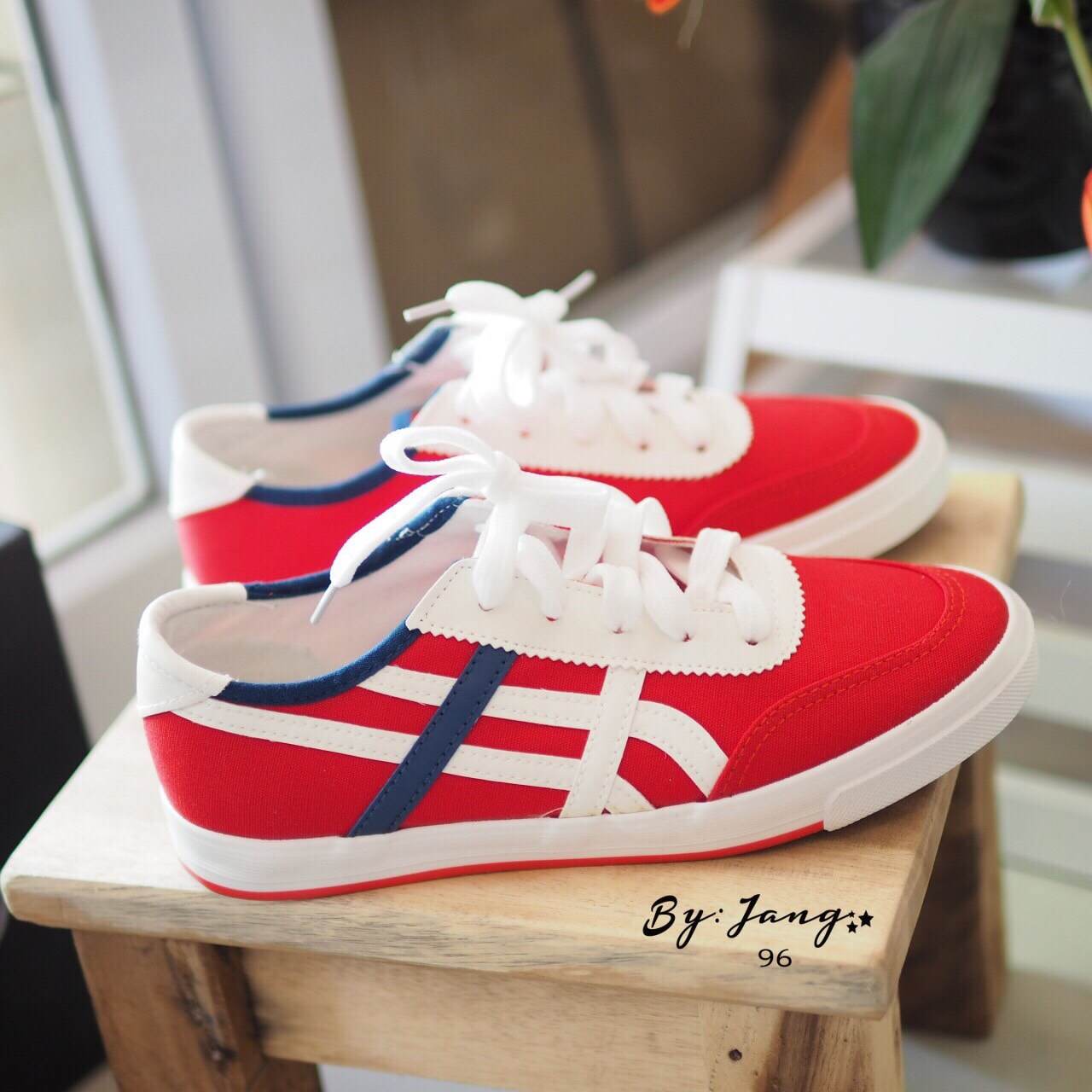 รองเท้าผ้าใบ Onitsuka Tiger (สีแดง)