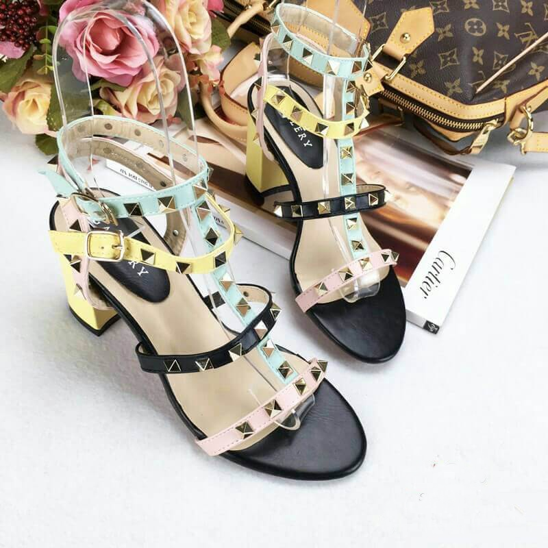 รองเท้า Valentino pumps rainbow color t-strap rockstud (สีดำ)
