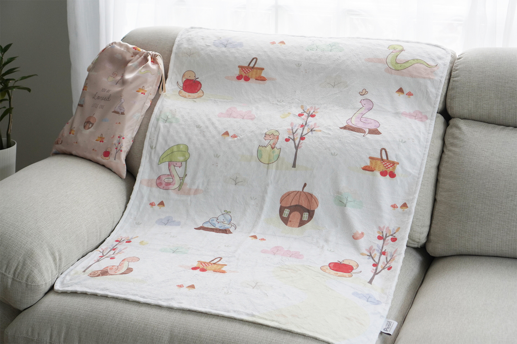 ผ้าห่ม Minky 75x100cm แบบปักชื่อ ลาย Snakes in the garden - Cream