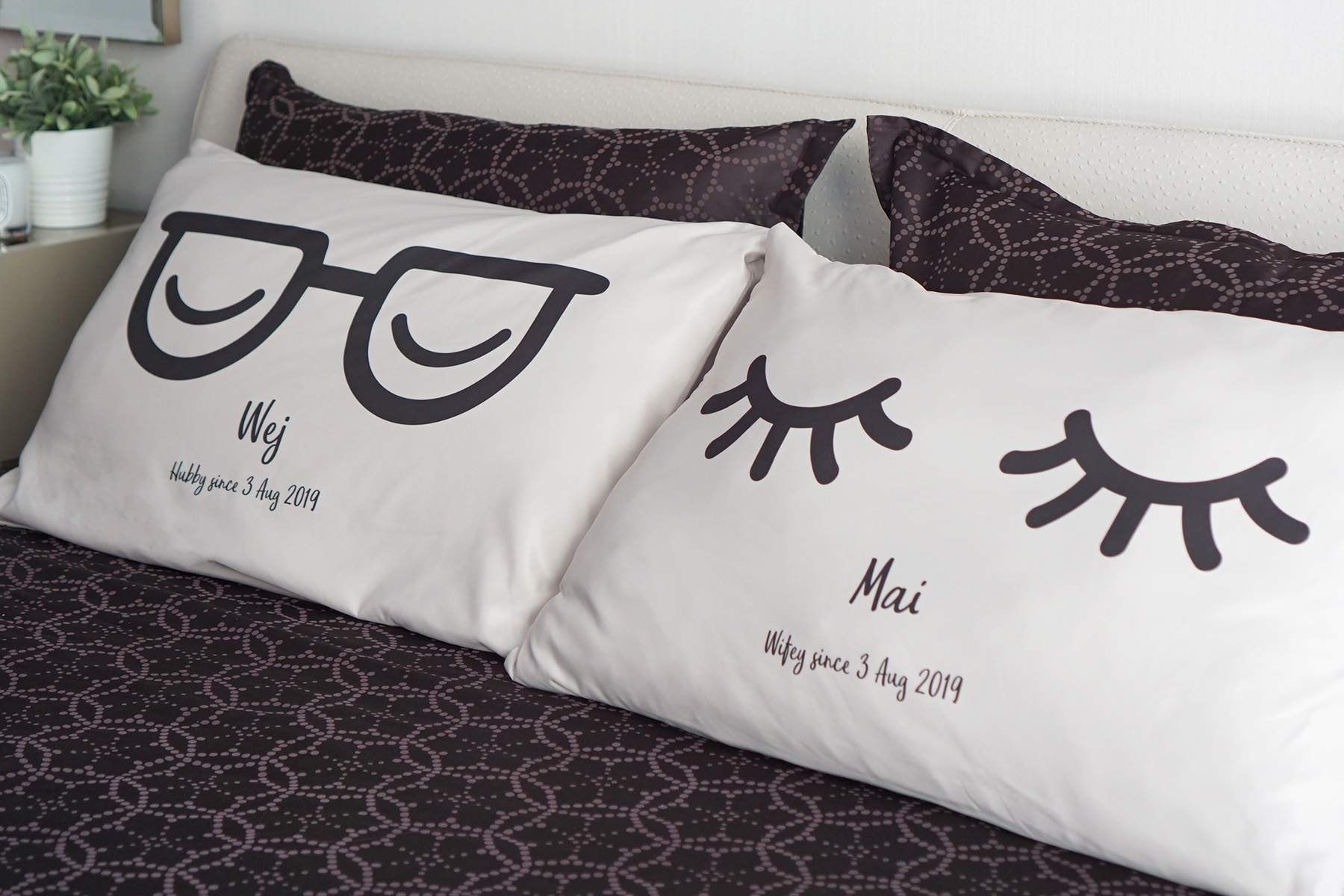 ปลอกหมอนหนุนคู่ สีเบจ ลาย Eyes with glasses