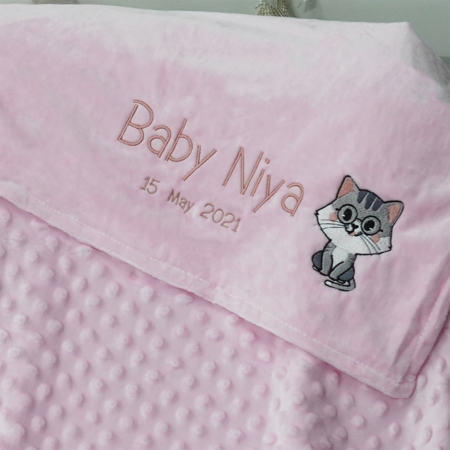 ผ้าห่ม Minky - สีชมพู 75x100cm แบบปักชื่อ+การ์ตูน - Kitten