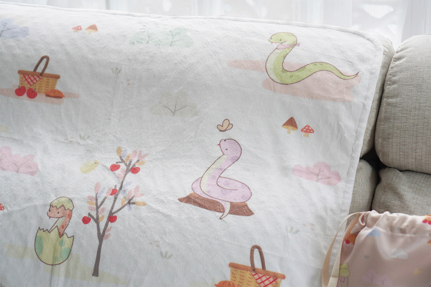 ผ้าห่ม Minky 75x100cm แบบปักชื่อ ลาย Snakes in the garden - Cream
