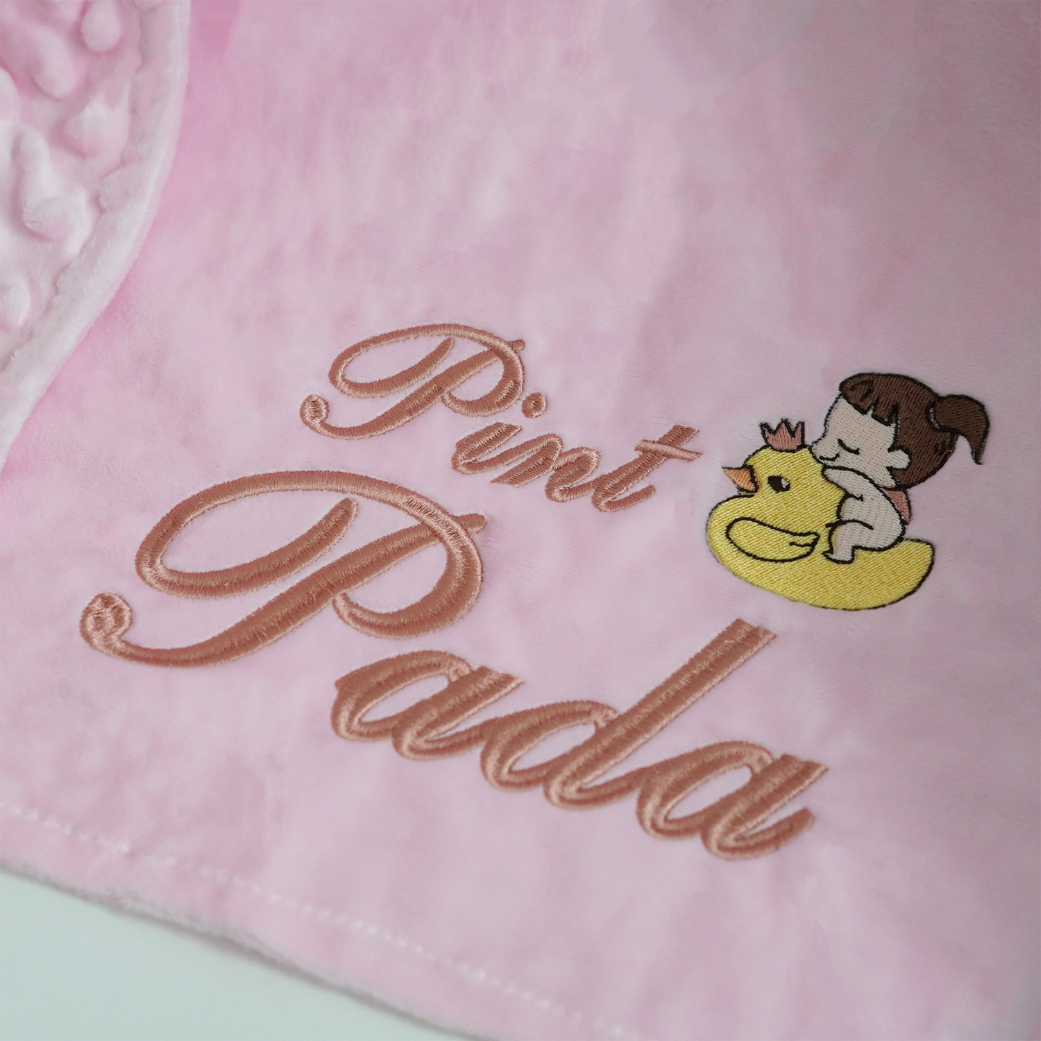 ผ้าห่ม Minky - สีชมพู 75x100cm แบบปักชื่อ+การ์ตูน - Ducky and Baby Girl