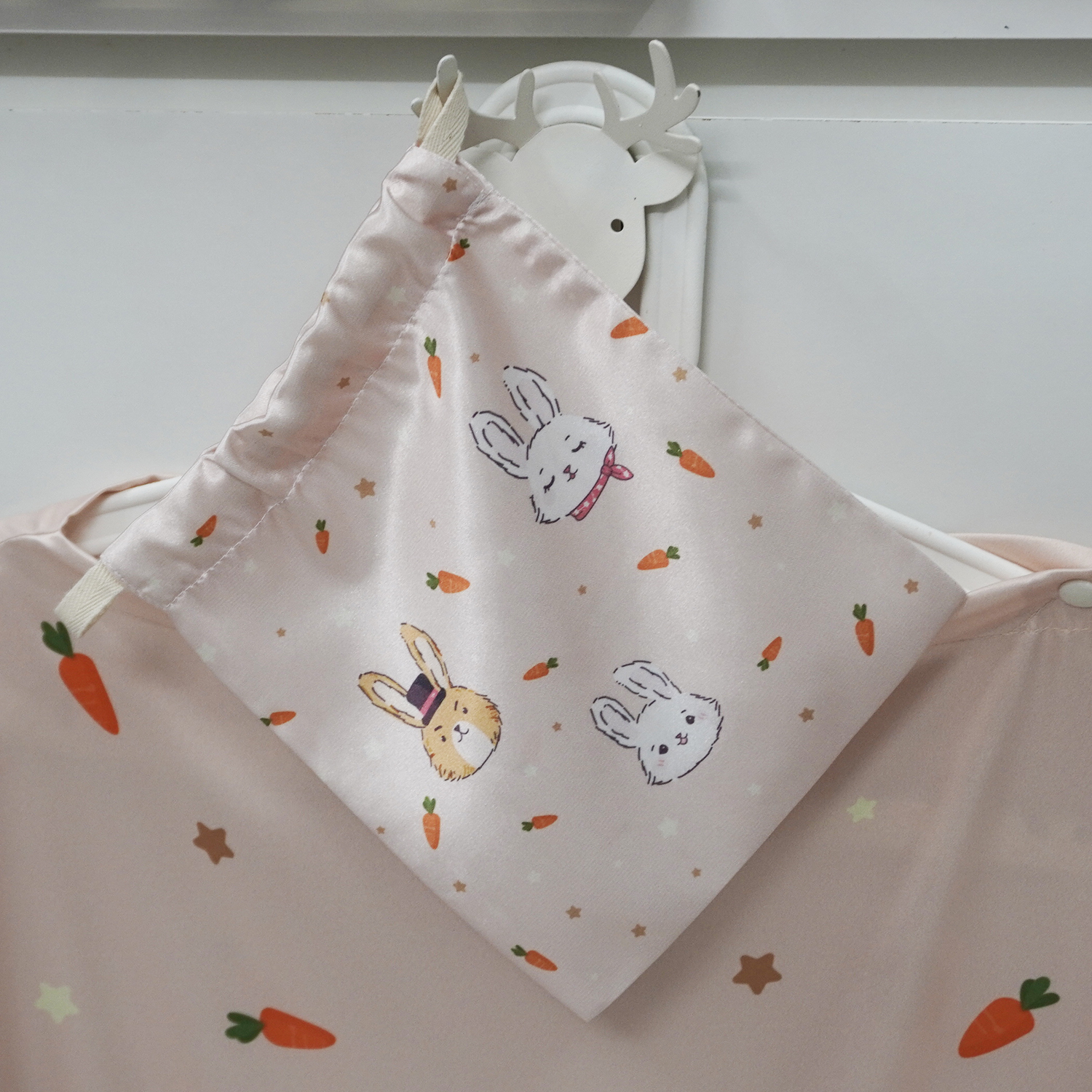 ผ้าคลุมให้นม (รุ่นมีกระดุม ถอดโครงได้) พร้อมส่ง ลาย Rabbit & Carrot - Cream