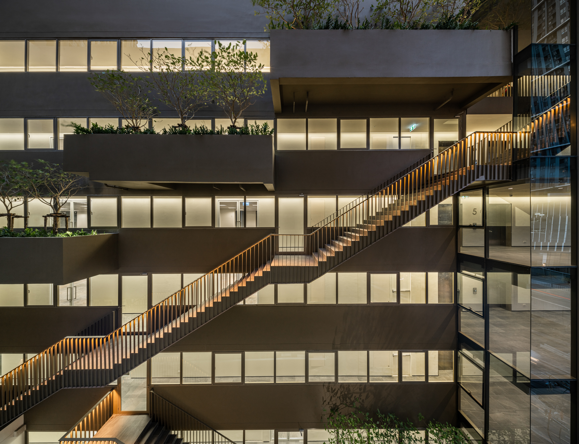 อาคาร ฤทธิ์รัตน (Ritratana Building) สำนักงานให้เช่าย่านรามคำแหง ใกล้รถไฟฟ้าสายสีส้ม สถานีรามคำแหง 12 เพียง 350 เมตร