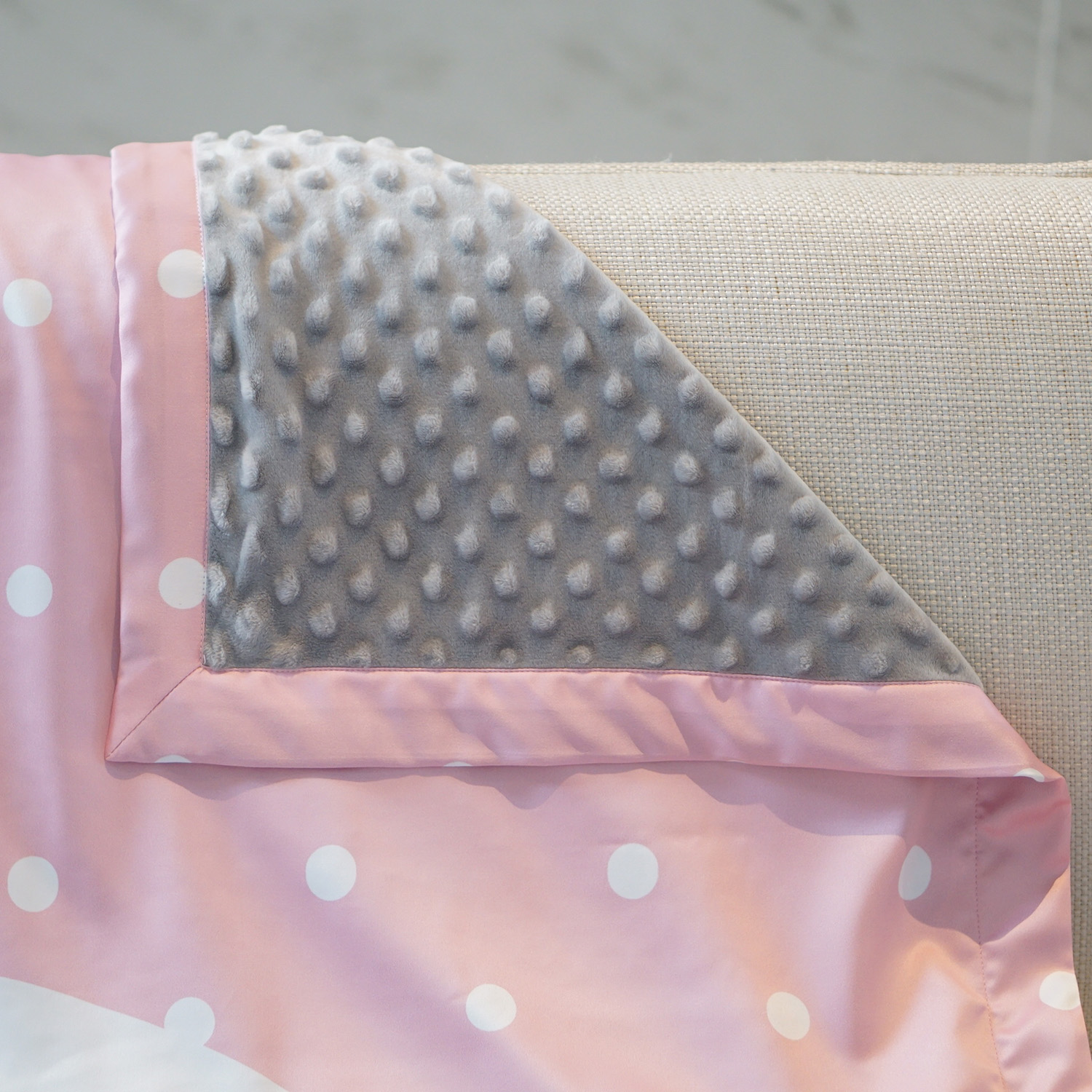 ชุดของขวัญแต่งงาน WD5 ปลอกหมอนคู่+หมอนอิง 2 ใบ +ผ้าห่ม ขนาด 100x150cm ลาย Polka dot - King & Queen - Pink