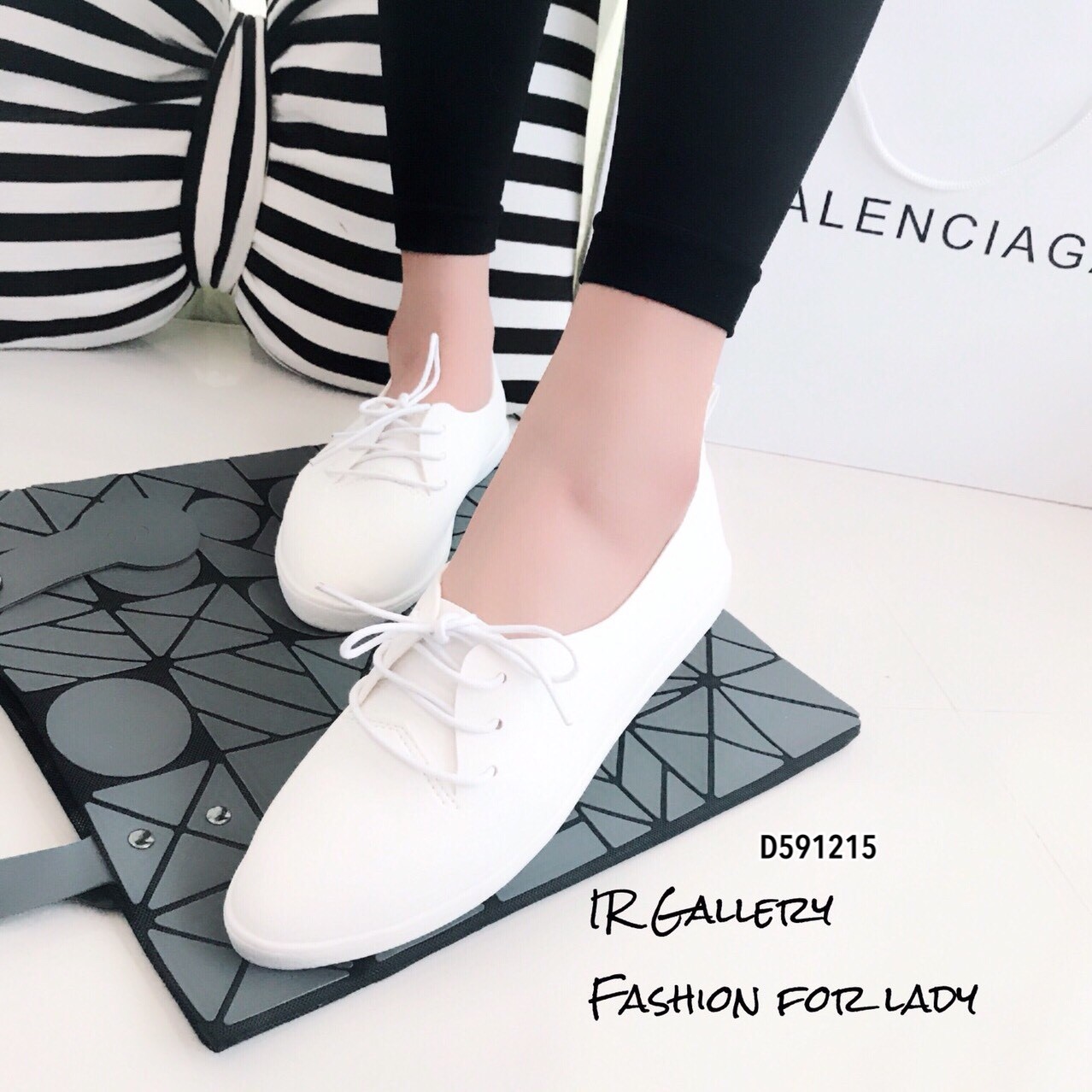 รองเท้าผ้าใบขาวนิ่ม