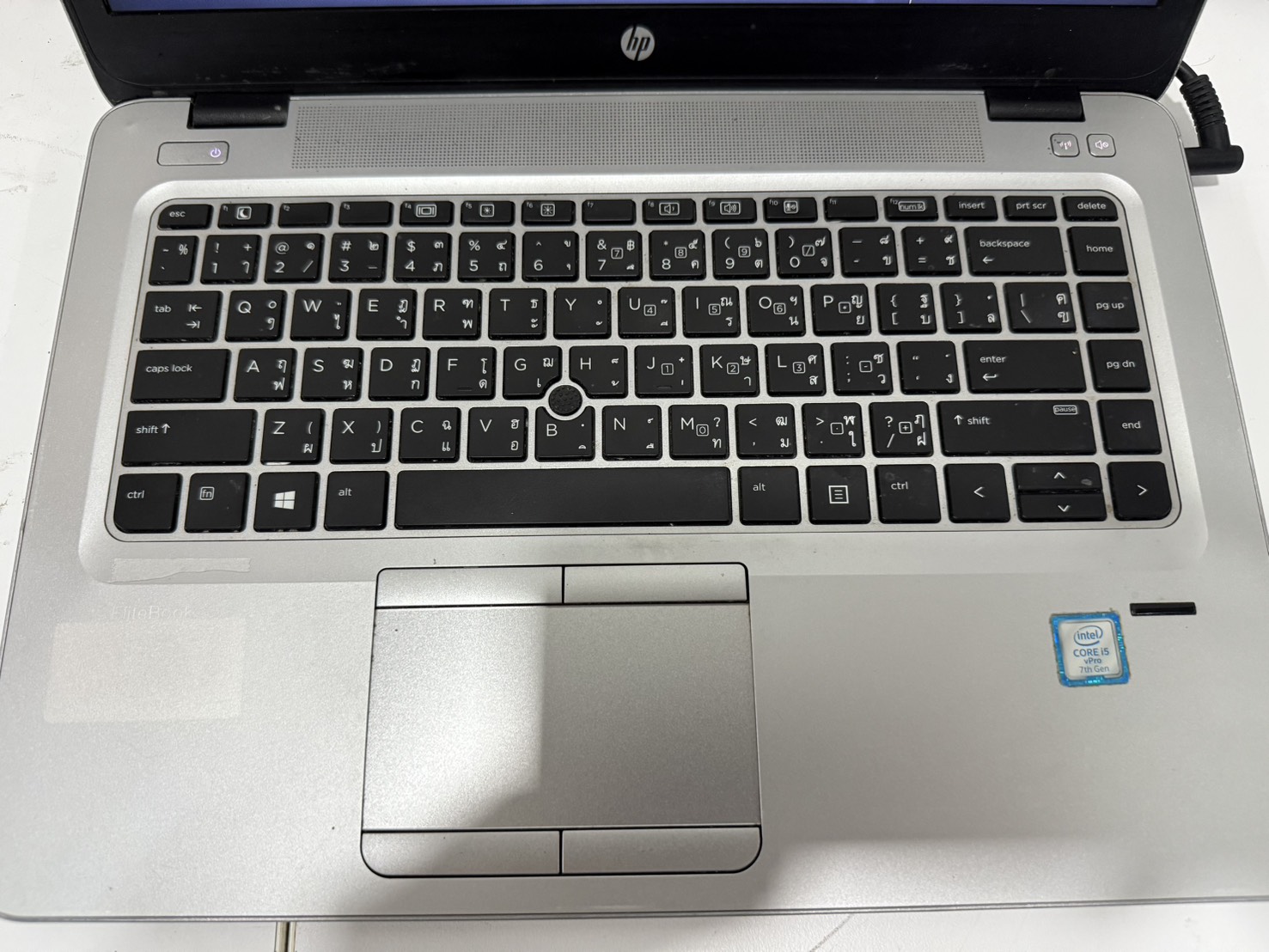 โน๊ตบุ๊ค HP EliteBook 840 G4 (i5-7300U/8GB/M.2 256GB) ไม่มี Adapter แบตเสื่อม จอเป้นเส้น ฝามีคราบกาวเล็กน้อย