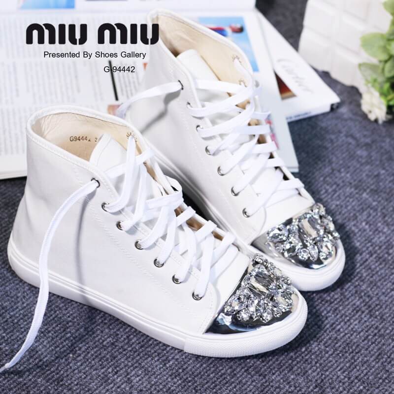 รองเท้าผ้าใบ MIUMIU หุ้มข้อ (สีขาว)