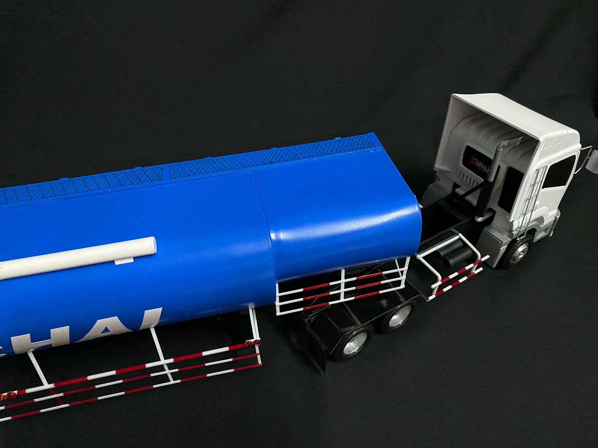 รถบรรทุกอาหารสัตว์จำลอง 1/24 พลาสติก