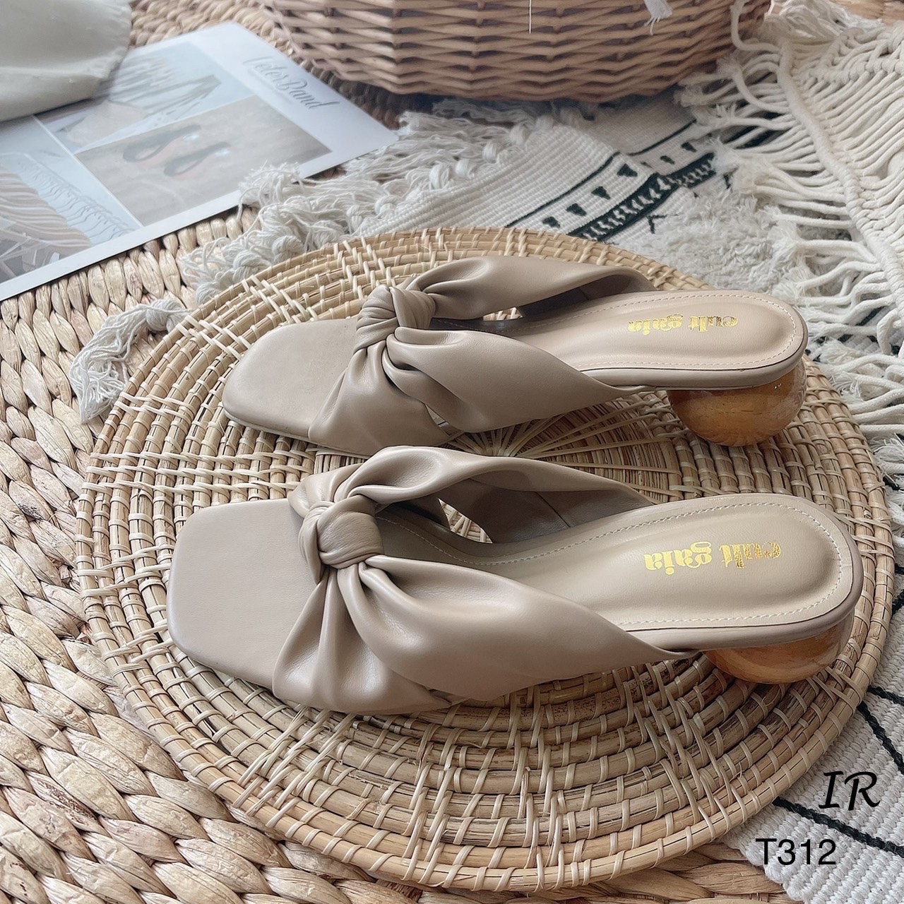 รองเท้าแตะทรงสวมสไตล์ cult gaia shoes