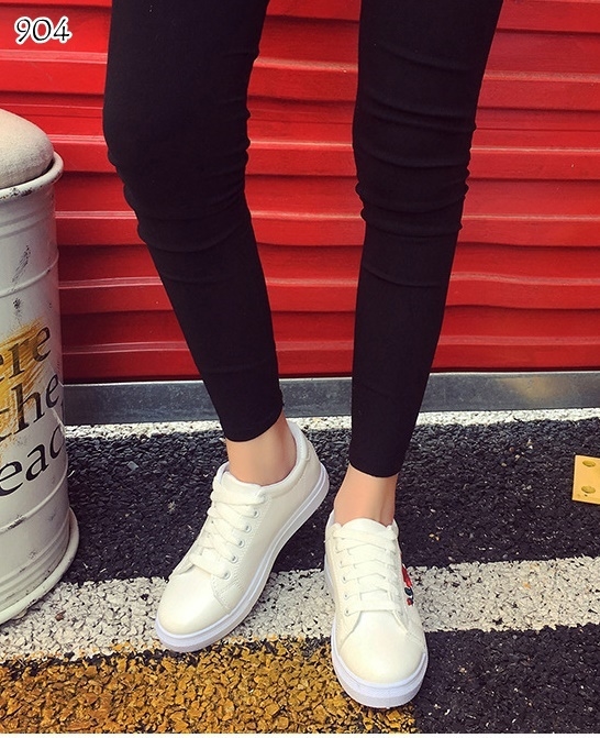 รองเท้าผ้าใบพียูลายกุหลาบ (สีขาว)