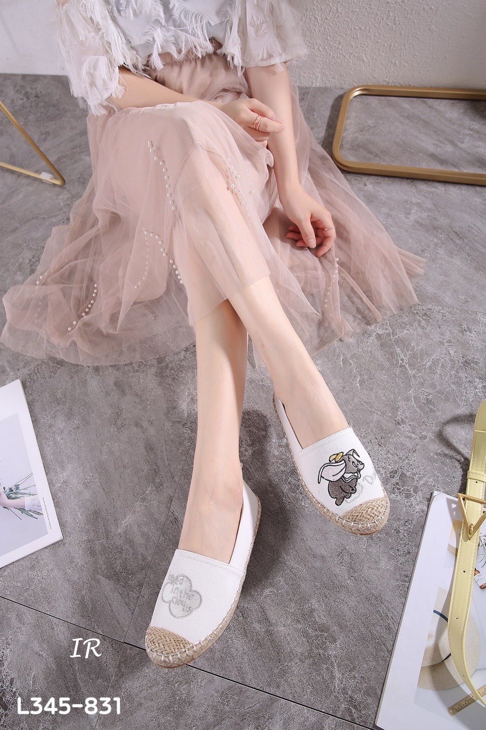 รองเท้าลำลองแบบสวมปักลาย (สีขาว)