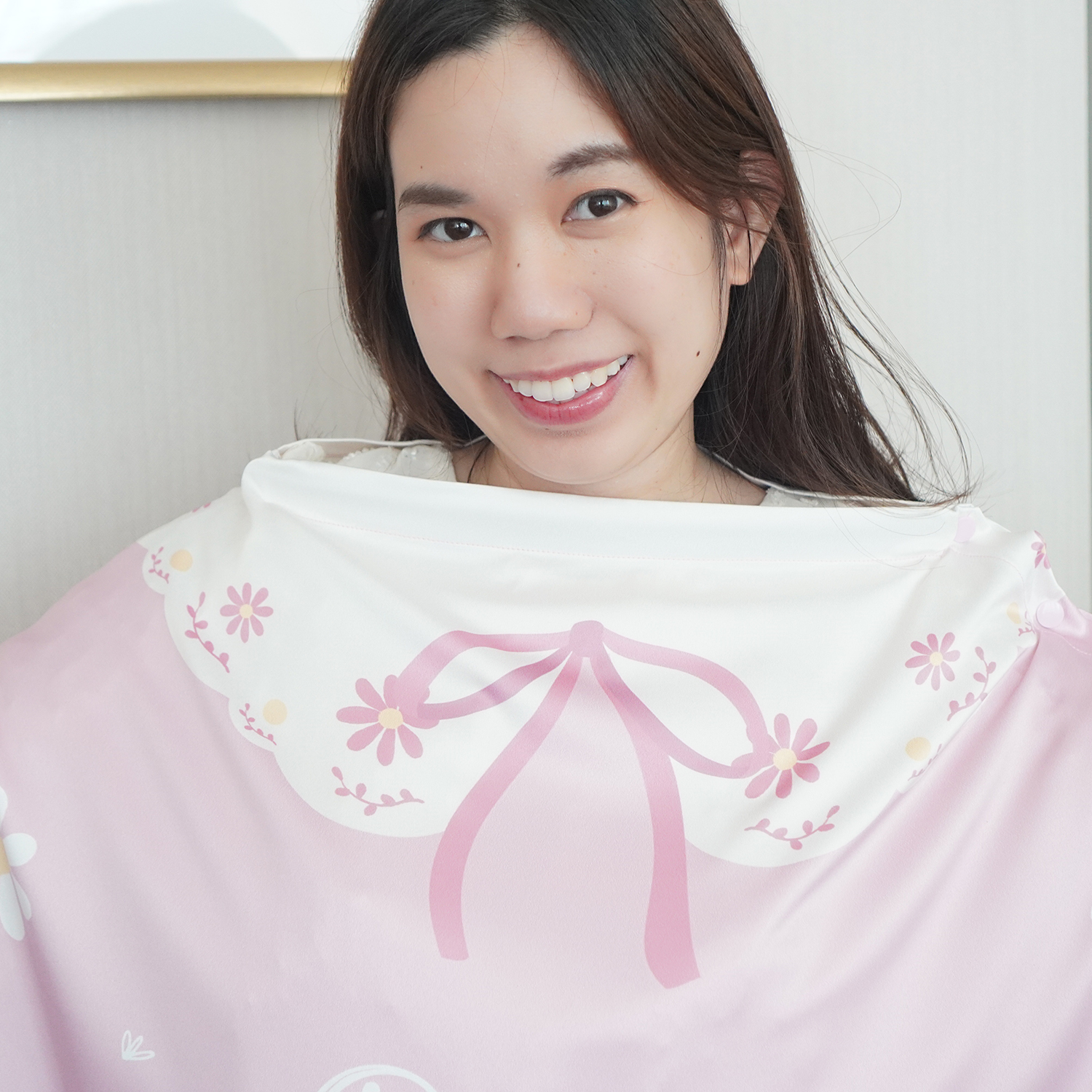 ผ้าคลุมให้นม 3in1 (รุ่นมีกระดุม ถอดโครงได้) แบบสั่งทำใส่ชื่อ ลาย Daisy - Pink