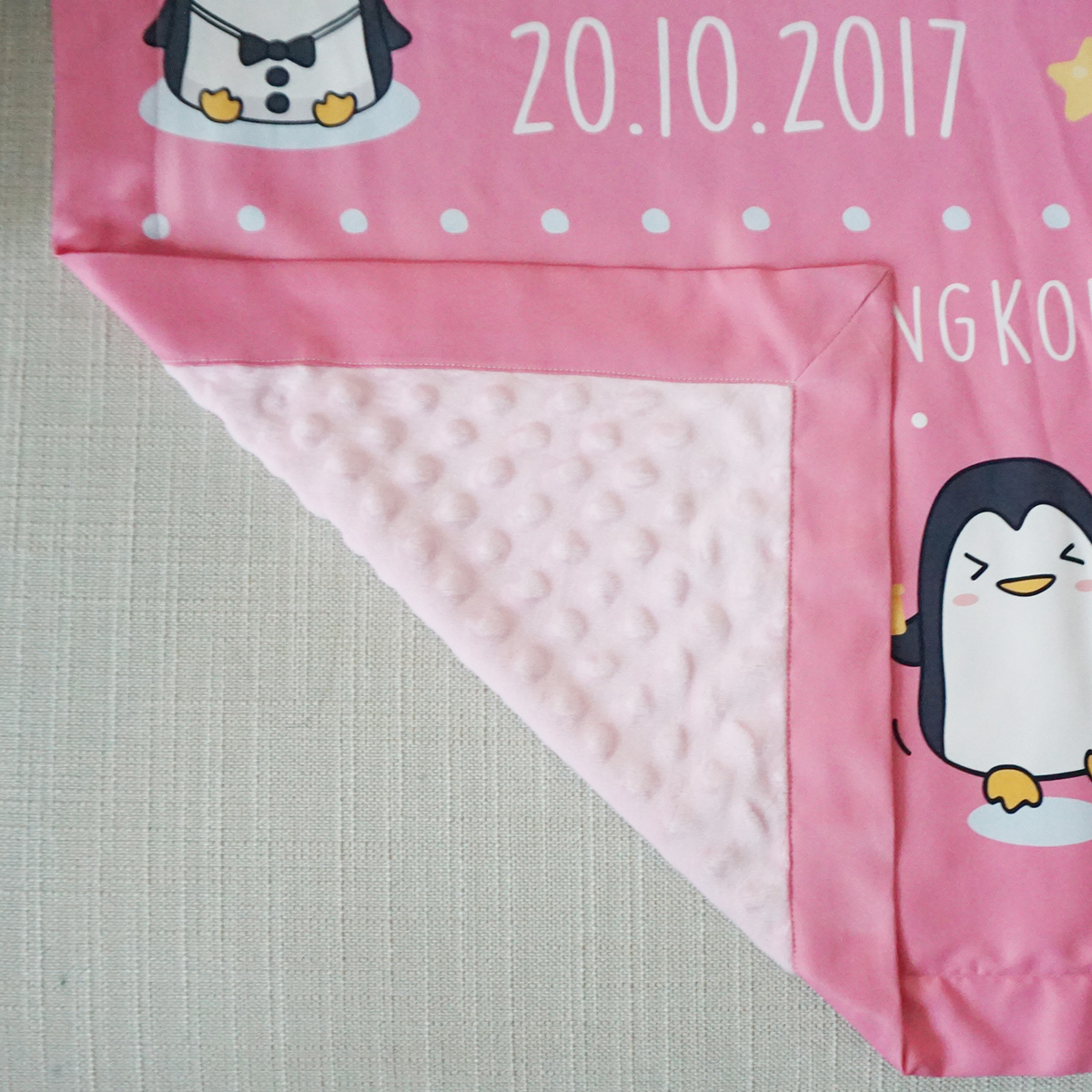 ผ้าห่มเด็ก ใส่ประวัติแรกเกิด ลายเพนกวิ้น สีชมพู / Penguin - Pink