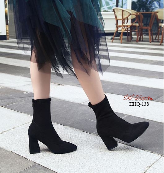 รองเท้าบูทส้นแท่งสักหลาด