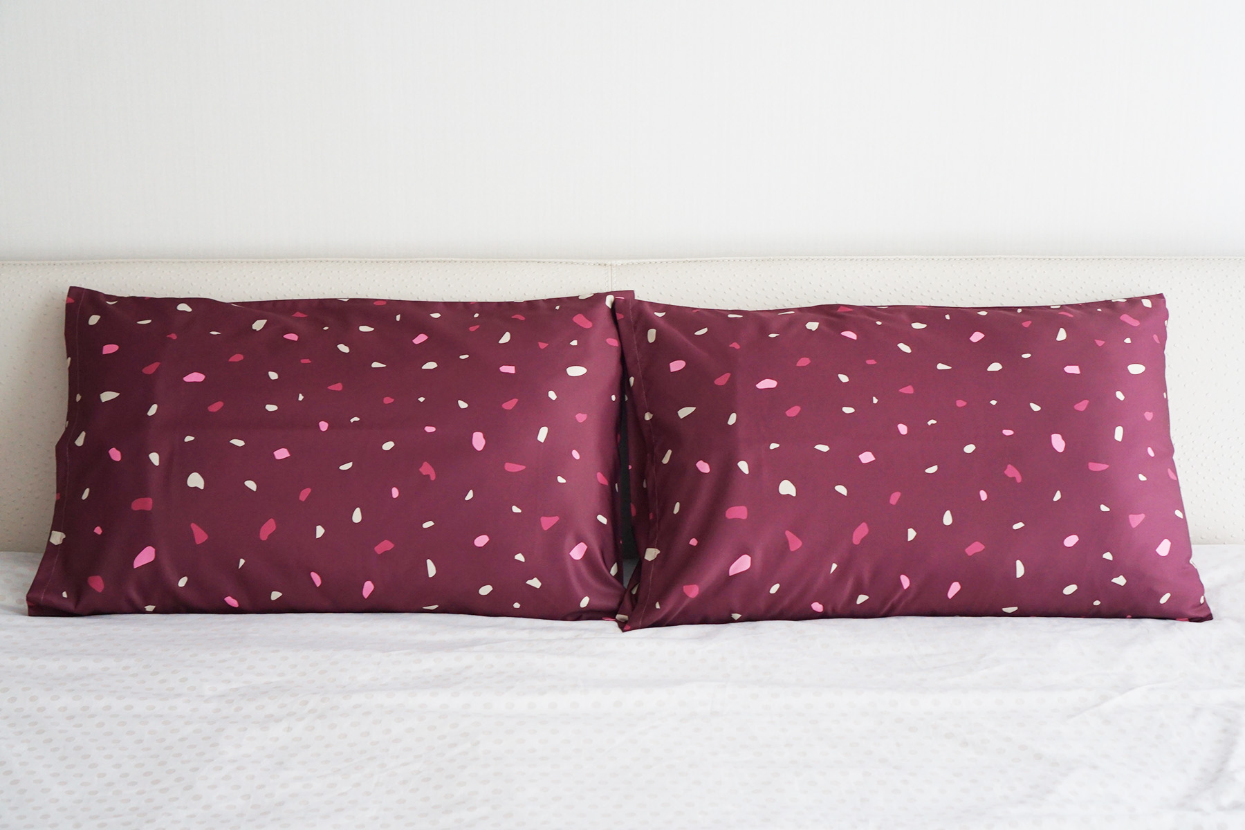 ปลอกหมอนหนุนคู่ พิมพ์ลายเต็มผืน Terrazzo - Burgundy