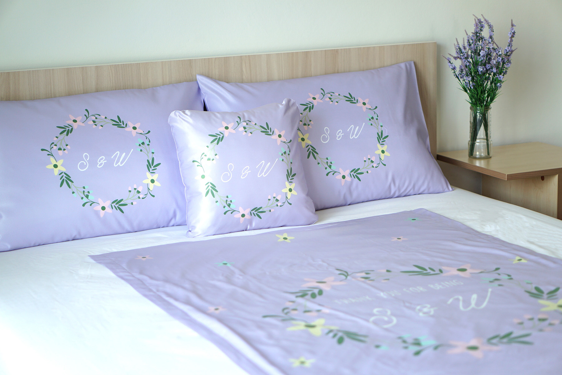 ชุดของขวัญแต่งงาน ปลอกหมอนคู่+หมอนอิง+ผ้าห่ม ขนาด 100x150cm ลาย Floral Frame - Lavender