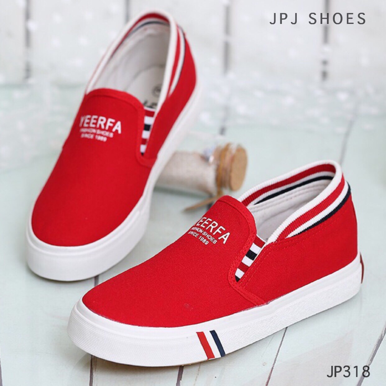 รองเท้า Slip On คาดเส้นสไตล์เกาหลี (สีแดง)