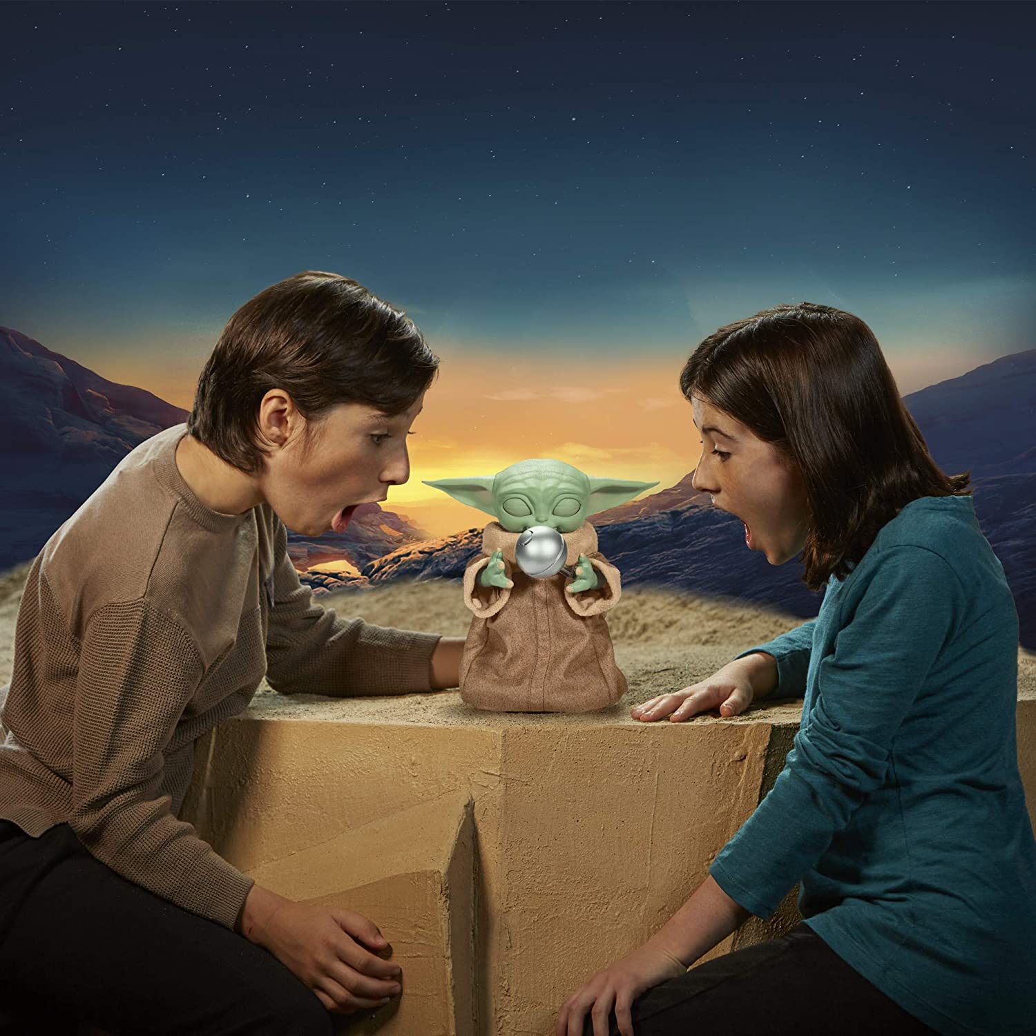 Hasbro Star Wars The Mandalorian Galactic Snackin’ Grogu Baby Yoda The Child Animatronic Edition Toy Figure ฮาสโบร สตาร์ วอร์ส แมนดาโรเลี่ยน หุ่นโมเดลฟิกเกอร์ เบบี้ โยดา แกแลคติค สแน็คกิ้ง โกรกู ขนาด 9 นิ้ว มีเสียงและท่าทาง 40 แบบ ขยับได้ ป้อนอาหารได้