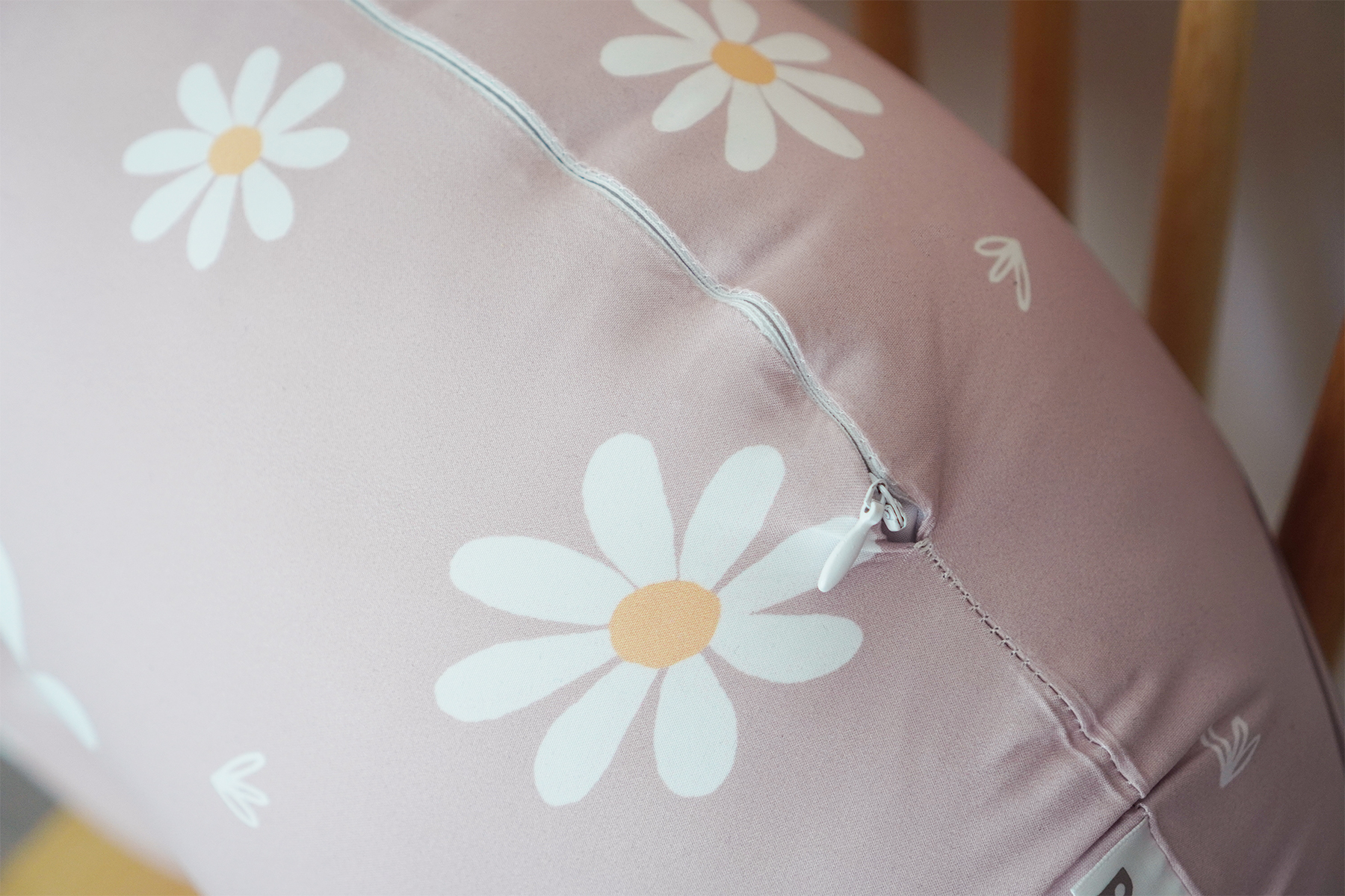 ชุดของขวัญเด็กแรกเกิด NP2 ผ้าคลุมให้นม รุ่น 3in1 + หมอนรองให้นม ลาย Daisy - Brown