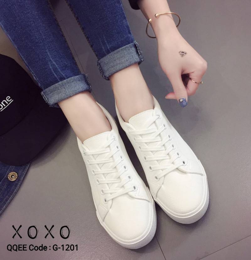 รองเท้าผ้าใบแต่งลายดาวหลัง (สีดำ)