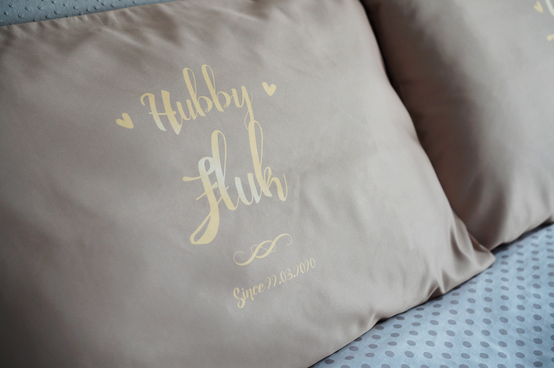 ปลอกหมอนหนุนคู่ พิมพ์ลายเต็มผืน Hubby Wifey - Gold