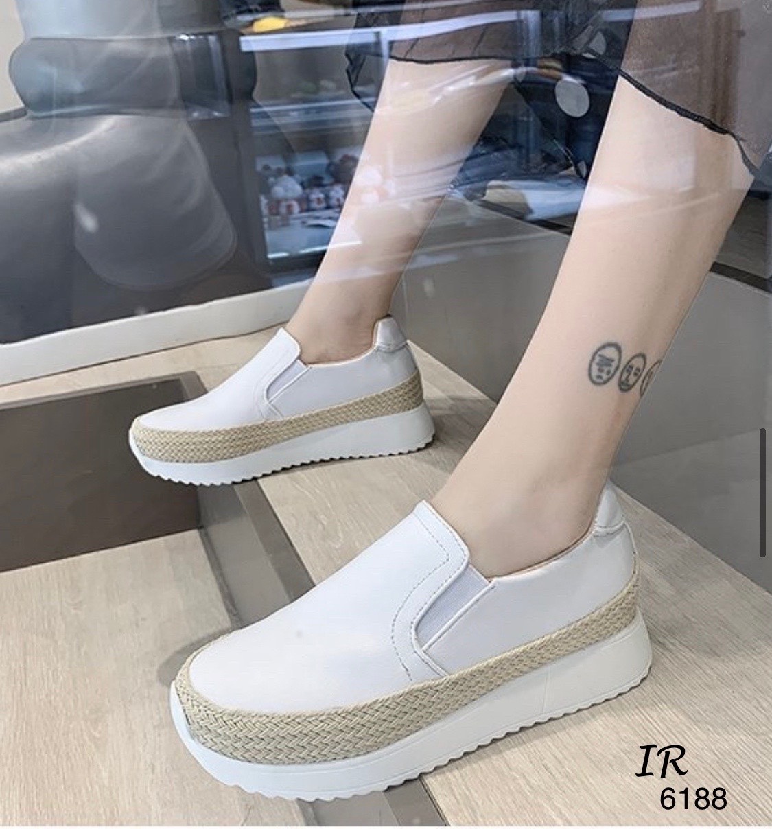 รองเท้าผ้าใบพียูทรง Slip on