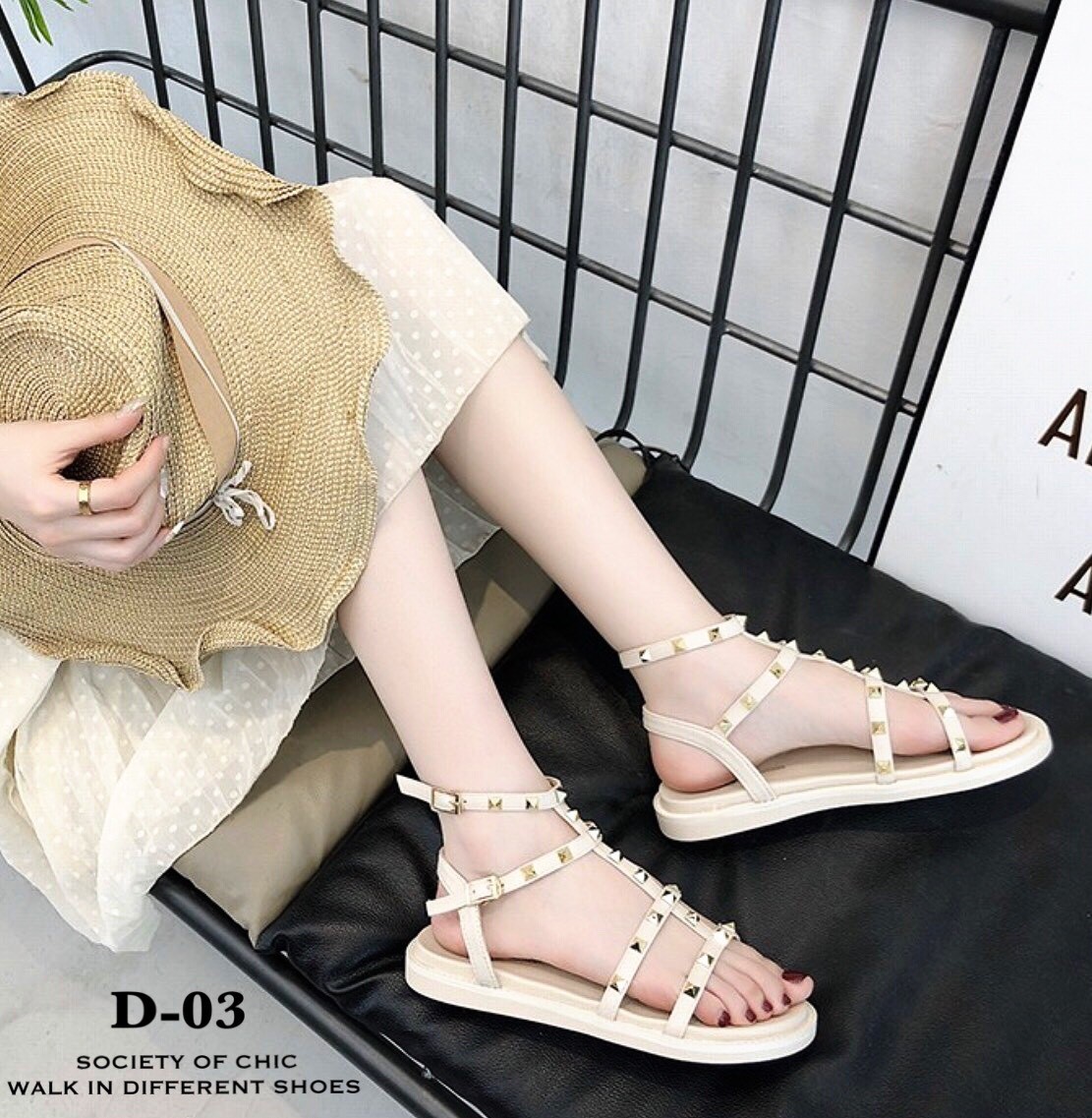 รองเท้าแตะแต่งหมุดรัดส้น (สีครีม)