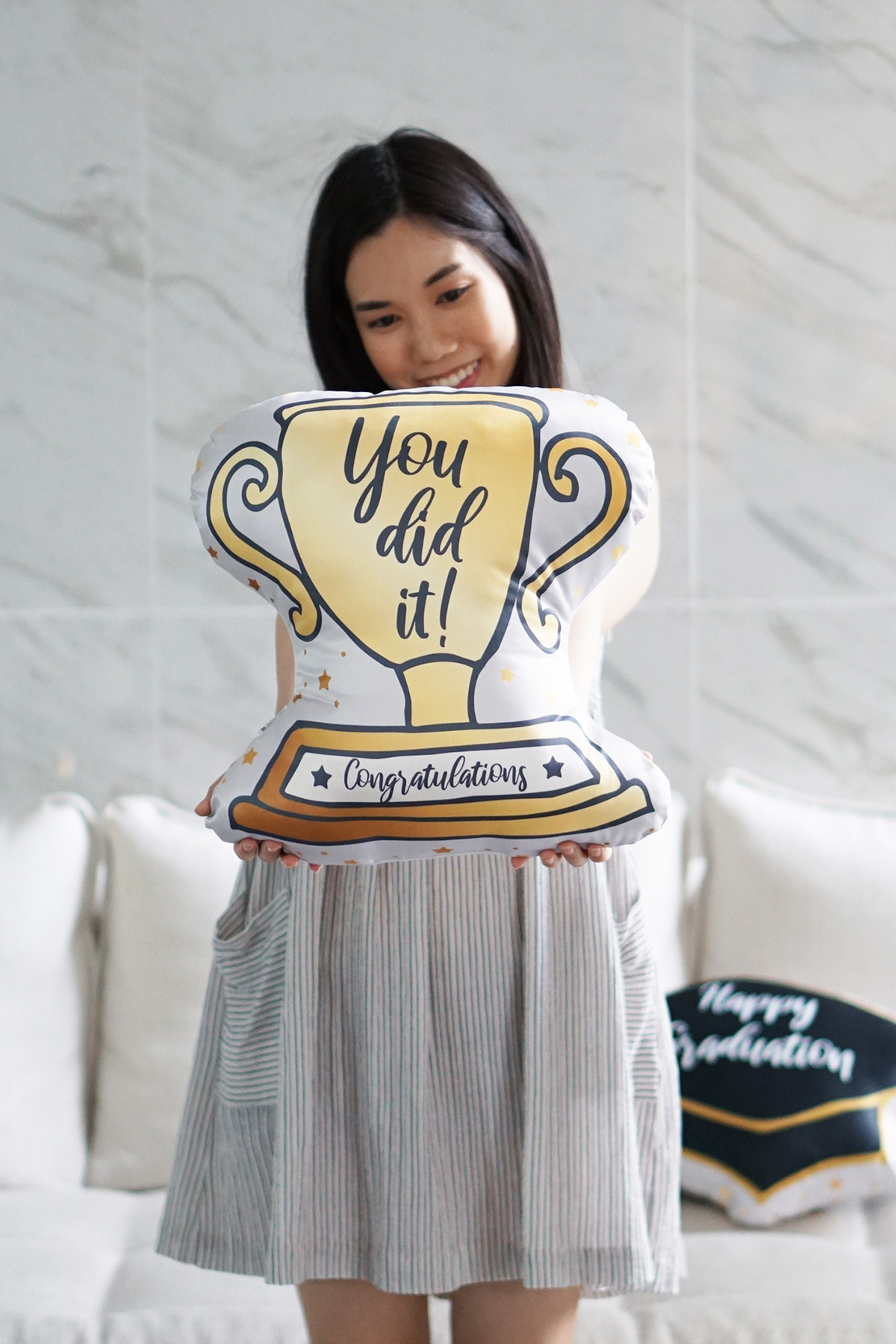 หมอนของขวัญรับปริญญา แบบพร้อมส่ง - ลายถ้วยรางวัล Trophy